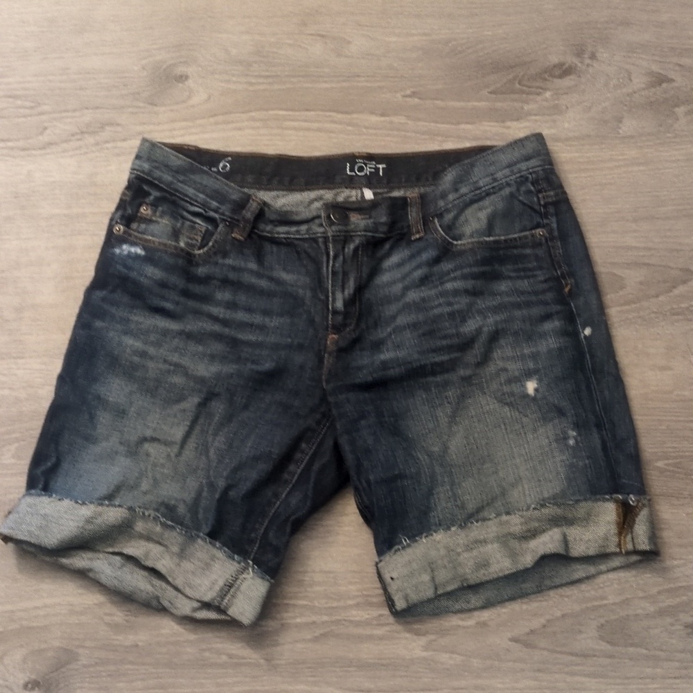 Ann Taylor loft distressed cuffed short size 6